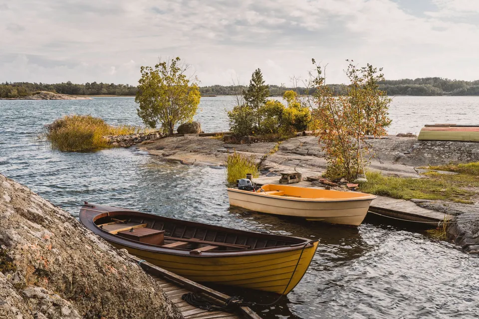 Träbåtar vid klipporna i skärgården
